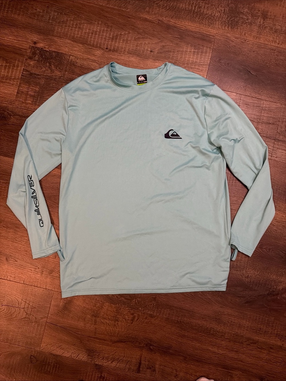Quiksilver men’s long sleeve performance rash guard / surf shirt in size XL.